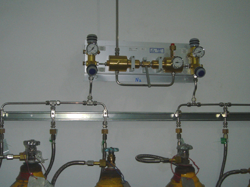 鋼瓶端半自動(dòng)切換匯流排